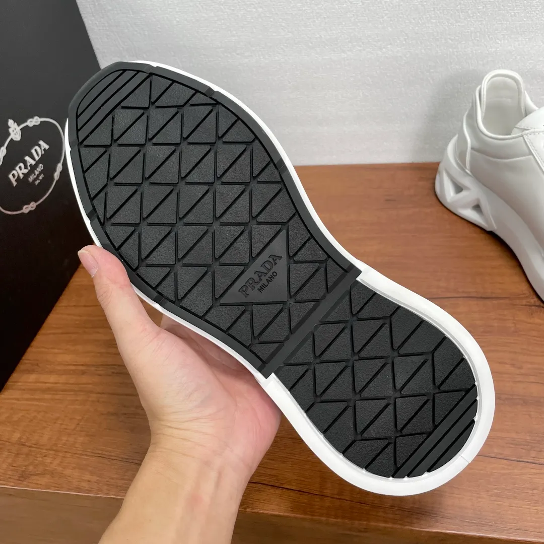 💰780 Code: YS003645 Prada/Prada men's new leather sneakers. This leather sneaker presents a modern version, reinterpreting the brand's archive style with clean lines and smooth details. The shoes are made of imported calf leather, which is fine, soft and resistant to creases. It is decorated with a triangular metal logo on the outside, bright TPU decoration on the heel, and a longer and padded inner heel design, making it more comfortable to wear. The tongue is decorated with a silk-screen logo, and is paired with a hollow rubber sole on the heel. The full cowhide lining comes standard with logo cowhide feet, making the upper foot more comfortable, versatile and durable! Comes with full original packaging! Code number: 39-40-41-42-43-44 Standard leather shoe size (45 can be customized and does not support returns) Item number: 2EE918 leather white